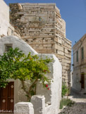 <center>Paros</center>Parikia. Les restes du château franc de Parikia, qui servait de fortification au XIII-XIVe siècle. Il ne reste plus qu’un mur reconstitué à partir des anciennes pierres.