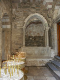 <center>Paros</center>Parikia. La basilique de la Panaghia Ekatontapiliani. L'église est précédée d'un exonarthex (portique) abritant les tombes datant du XVIIe siècle de la famille vénitienne Condili et de la famille pariote Mavrogenis