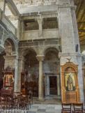 <center>Paros</center>Parikia. La basilique de la Panaghia Ekatontapiliani. out autour de la nef centrale et des bras du transept court, au-dessus de la colonnade, le gynécée : la galerie des femmes qui date du moment où hommes et femmes étaient encore séparés lors des messes. La balustrade est constituée de plaques de marbre ornées, le plus souvent de chrisme