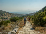 <center>Paros</center>17/07/2006. Le chemin byzantin avec ses dalles de marbre permet de rejoindre Prodromos