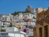 <center>Syros</center>23/06/2008. Ermoupolis. Au sommet de la colline s'élève l’église de la Résurrection.