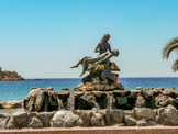 <center>Syros</center>25/06/2008. Kini. La statue en bronze de Panagia Gorgona (Virgin Marie la Sirène) faite par le sculpteur grec Giorgos Xenoulis. Un mémorial dédié aux pêcheurs et aux autres qui ont perdu la vie en mer.