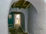 <center>Tinos.</center>28/06/2008. Le monastère de Kéchrovouni. Un des  kamáres (passages voûtés).