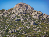 <center>Tinos.</center>27/06/2008. Volax. Les énormes blocs de granit de Volàx, qui ressemblent parfois à des oiseaux, des animaux et des corps humains, sont l’œuvre de la nature. L’existence de sable aux niveaux les plus bas a conduit à la théorie des roches sous-marines qui, après des changements géologiques successifs et des mouvements de la croûte terrestre, ont remonté à la surface.