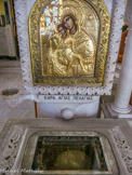 <center>Tinos.</center>28/06/2008. Le monastère de Kéchrovouni. L'église en l'honneur de la sainte Pelagía dont on voit le crâne.