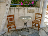 <center>Tinos.</center>29/06/2008. Pyrgos est connu pour être le village des sculpteurs de marbre. En effet, le marbre de Tinos est aussi connu que celui de Paros depuis l’Antiquité. A la différence de celui de Paros d’un blanc éclatant, celui de Tinos est de couleur verte avec de nombreuses veines blanches, il est également appelé marbre serpentin.