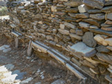 <center>Tinos.</center>29/06/2008. Des blocs de marbre que l'on a incorporés dans le dallage ou dans les murs, avec la petite rigole.