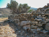 <center>Tinos.</center>29/06/2008. Des blocs de marbre que l'on a incorporés dans le dallage ou dans les murs.