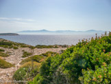 <center>Paros.</center>13/06/2008. Le bord de mer d'Arokaria. Au fond, l'île de Naxos.