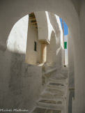 <center>Sifnos.</center>16/06/2008. Kastro. Ruelle avec un colonne antique intégrée.