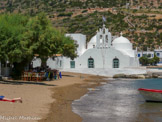 <center>Sifnos.</center>21/06/2008. La petite église pittoresque sur la plage de Vathý.