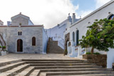 <center>Tinos.</center>28/06/2008. Le monastère de Kéchrovouni. Ce couvent de femmes est un vrai village, avec plusieurs églises: il y a l'église de la Zoödóchos Pigí (la Source qui donne la vie), avec la date de 1760 sur une pierre, et il y a surtout l'église de la Kimísis tis Theotókou (L'Assomption de la Vierge), avec une très belle iconostase du 16ième siècle, originaire de Constantinople. Et puis, il y a l'église en l'honneur de la sainte Pelagía - on y conserve son crâne. C'est cette nonne qui le 23 juillet 1822 a appris, dans une vision de la Vierge, où était enterrée la célèbre icône, qui est maintenant vénérée par tant de pèlerins dans la Panagía Evangelístria à Tínos-ville.