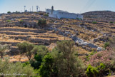 <center>Tinos.</center>29/06/2008. Le monastère de Kyrá Xéni. Un peu plu haut, on aperçoit la coupole de l'église Agia Thekla.