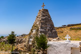 <center>Paros.</center>14/06/2008. Agios Georgios. Ce monument en forme de pyramide commémore le lieu de naissance du héros de guerre Nikólaos Iak. Stellas (1921-1944).