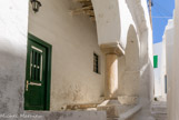 <center>Sifnos.</center>16/06/2008. Kastro. Ruelle avec un colonne antique intégrée.