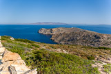 <center>Sifnos.</center>18/06/2008. Loin devant nous, la chapelle d' Agios Geórgios, sur le cap en face de Sérifos.