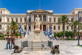 <center>Syros</center>23/06/2008. La place Miaouli. Statue d'Andréas Miaoulis (1768-1835), amiral de la marine et qui joua un rôle important dans la guerre de libération grecque.