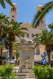 <center>Syros</center>23/06/2008. L'église saint Nicolas. Le premier tombeau du combattant non enterré, de G. Vitalis.