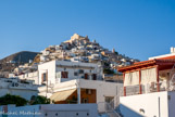 <center>Syros</center>23/06/2008. La colline d’Ano Syros. Ano Syros est resté un petit village typique auquel on accède uniquement à pied. Ses ruelles enchevêtrées et pentues conduisent jusqu’à son sommet où trône l’imposante cathédrale catholique Saint-Georges.