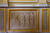 <center></center><center>La bibliothèque.</center> Elle est décorée de grisailles en partie basse qui imitent des sculptures en bas-reliefs et des compositions connues de l'Antiquité.
