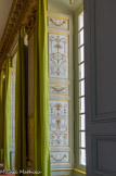 <center></center><center>Le salon doré.</center> Des volets intérieurs richement décorés permettaient de tamiser la lumière.