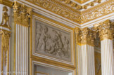 <center>Le salon doré.</center>Les grisailles placées au-dessus des portes sont également de Chaix et, à la manière des bas-reliefs sculptés, montrent des putti joueurs.