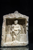<center>Le trésor des Marseillais.</center>Naïkos en calcaire avec femme assise teanat un lion sur ses genoux. 550-500 av J.-C.