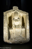 <center>Le trésor des Marseillais.</center>Naïkos en calcaire avec femme assise. 550-500 av J.-C.