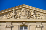 <center>Le Palais du Pharo</center>Dans le tympan du fronton triangulaire, on peut observer les armes de la ville de Marseille portées par deux enfants.