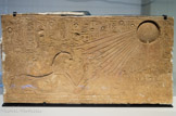 <center>Relief représentant Akhenaton en sphinx</center>Egypte. IVe siècle av. J.-C. Calcaire polychrome.
Le monothéisme, croyance en un Dieu unique et universel, est issu d'un processus complexe. En Egypte, au XIVe siècle avant J.-C, Akhenaton impose pour la première fois la croyance en un seul dieu, représenté par le disque solaire Aton. Ce mouvement ne survit pas au règne du pharaon.