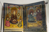 <center>Muhammad, Ali et ses fils</center>Téhéran, Iran 1900-1950. L'image montre d'un coté Ali recevant l'enseignement du prophète Muhammad, de l'autre Ali et ses fils Hassan et Hussein.