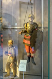 <center>Paladin de France, marionnette à tringle du teatro dei Pupazzi</center>Sicile, Italie Tissu, bois, métal Muséum national d'Histoire naturelle, Paris