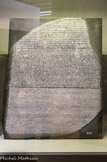 <center>Pierre de Rosette. </center>Moulage de l'original datant de 196 av. J.-C., conservé au British Museum à Londres.