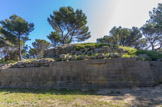 Saint Blaise. <br> Bastion polygonal du rempart grec. Sauf une lacune d'environ 70 mètres dans sa partie centrale, on en connaît quasiment tout le développement et tous les ouvrages. Dans un parcours en ligne brisée de plus de 400 mètres, qui suivent les accidents du relief. L'enceinte comprend 11 courtines, ponctuées de 3 tours quadrangulaires et d'autant de saillants, qualifiés aussi de bastions. Elle est percée d'une porte charretière et de trois ou quatre poternes.