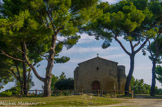 Saint Blaise. <br> Cette chapelle romane du XIIe siècle a une abside orientée nord-est, restaurée au XIIIe siècle. La façade fut refaite en 1608. Elle est mentionnée en 1156 dans une bulle du pape Anastase IV : elle s'appelle à l'origine Notre-Dame-de-Castelveyre et fait office d'église paroissiale. C'est au XIIIe siècle qu'elle est dédiée à Saint-Blaise.