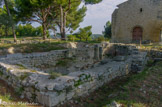 La chapelle Saint Blaise. <br> Les travaux de fouille ont permis de comprendre la superposition de trois églises successives:
- La première, visible au nord de la zone, appartient à l'époque dite 