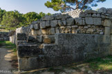 Saint Blaise. <br> Tours superposées des remparts grec (carrée) et paléochrétien (circulaire).