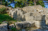 Saint Blaise. <br> La porte principale de l'oppidum gaulois (VIe-IIe siècles av J.C.). Rempart grec en grand appareil. Derrière, le mur paléochrétien.