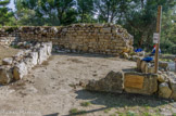 Saint Blaise. <br> Vestiges d'une habitation gauloise, VIe av J.C. La superficie dégagée à ce jour dans la Ville-Haute est de 2 500 m2. Elle a livré une habitation primitive (c'est le terme d'Henri Rolland), recoupée par les remparts hellénistiques. Elle paraît composée de deux espaces adjacents, mais bâtis de manière très différente : une pièce principale (servant de séjour ?) construite en dur et un petit espace où se trouvait un foyer (la cuisine ?), simplement délimité par une rangée de pierres dressées de chant, qui a dû être gagné sur la zone de circulation extérieure.