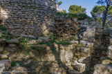 Saint Blaise. <br> Dans le  rempart primitif, on rencontre des pierres chanfreinées d'anciens monuments funéraires gaulois (stèles). Les a-t-on utilisées en souvenir des premiers habitants du site ?