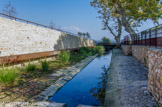 Tholon. <br>Le lavoir. Des citernes, qui sont des réservoirs de captage, l'eau s'écoule vers l'étang à travers un long bassin utilisé comme lavoir.