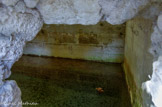 Tholon. <br>Le lavoir. Intérieur d'une citerne. L'exploration des citernes a permis de découvrir aussi bien des objets (battoirs en bois) utilisés par les dernières lavandières de Tholon que des inscriptions gravées témoignant des travaux réalisés au sein de ces réservoirs.