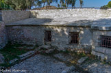 Tholon. <br>Le lavoir. L'ouvrage se compose de deux citernes voûtées, bâties côte à côte à l'emplacement d'une source d'eau douce coulant en abondance toute l'année.