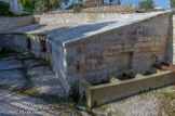 Tholon. <br>Le lavoir. Dans la partie sud du site, les fouilles ont remis au jour les vestiges en partie masqués de plusieurs bâtiments et ouvrages qui, jusqu'à la fin du XIXe siècle, assuraient via un aqueduc enterré de plus d'1 km, l'essentiel de l'approvisionnement en eau du centre-ville de Martigues.