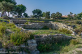 Tholon. <br>Depuis 1998, les recherches menées par les archéologues de la ville de Martigues à Tholon ont exploré ou mis au jour de nombreux vestiges et bâtiments enfouis dans le sol ou immergés dans l'étang de Berre. On peut y découvrir les éléments suivants :
les restes d'une vaste agglomération gallo-romaine, Maritime Avaticorum ;
les ruines très arasées d'une chapelle du XIIIe siècle, dite Sainte-Trinité de Tholon, qui a donné son nom au site actuel ;
plusieurs constructions et aménagements, bâtis entre le XVe et le XXe siècle, liés au captage et à l'usage public de l'eau douce.