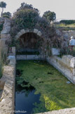 Tholon. <br>La fontaine de l'Arc. Elle se compose également de deux réservoirs voûtés dans lesquels plusieurs ouvertures permettaient le puisage de l'eau. Le bâtiment de cette fontaine abritait à l'étage un système de pompe alimentant un petit aqueduc qui desservait le lavoir de Tholon.