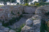 Tholon. <br>Citernes antiques au sol et aux parois recouvertes de béton hydraulique, mises au jour en bordure de l'étang. Transformées en habitations au IIIe s. ap. J.-C, elles sont ensuite remblayées avant la mise en culture du site au Moyen-Age.