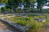 Saint Pierre. <br>Saint-Pierre, un oppidum gaulois. Appartenant comme Saint-Blaise à la tribu littorale des Avatiques, le village gaulois de Saint-Pierre forme la plus importante agglomération celtique que l'on connaisse entre Marseille grecque et le chenal de Caronte. Tout au long de l'âge du Fer, l'oppidum de Saint-Pierre montre une occupation intense et dynamique. Il est surtout épargné par les nombreux épisodes militaires, destructions et périodes d'abandon que les dominations grecque puis romaine font subir à la plupart des autres agglomérations et villages gaulois de Provence entre le IVe et le Ier s. av. J.-C. On le doit sans doute aux relations très privilégiées qu'il a entretenues dès l'origine avec sa puissante voisine, Massalia.