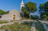 Saint Pierre. <br>Depuis les années 1970, les recherches archéologiques ont fait de Saint-Pierre l'une des agglomérations préromaines les mieux connues et plus importantes du Sud de la Gaule. Alors que cet habitat occupait initialement toute la butte, les recherches en ont surtout révélé les vestiges en deux secteurs distincts : d'abord au pied de l'église sur le sommet et la partie sud de la colline ; puis lors de fouilles de sauvetage sur son flanc nord, dans l'enceinte du cimetière actuel.