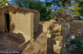 Saint Pierre. <br>Reconstitution à l'échelle 1 d'un quartier gaulois. La durée et la continuité exceptionnelles de l'occupation du site font que, pour une période de cinq siècles, les structures enfouies d'habitat gaulois s'empilent parfois sur trois mètres de haut. Jusqu'à l'apparition, durant le Haut-Empire, des maisons gallo-romaines en pierres et aux toits de tuiles, on y relève surtout l'importance de la terre crue dans la construction, l'aménagement intérieur et la finition des habitations. Retrouvés en place ou effondrés, les murs sont presque toujours composés de deux parties : un soubassement en pierres et une élévation en terre crue (briques moulées ou terre massive). Leurs parois étaient protégées par un enduit de terre argileuse très fin qui se confondait avec l'argile du sol des pièces d'habitation. Les toits, en terrasse, étaient également composés de matériaux périssables : charpente en bois et couverture de végétaux (roseaux, graminées) que recouvrait une épaisse couche de terre damée.